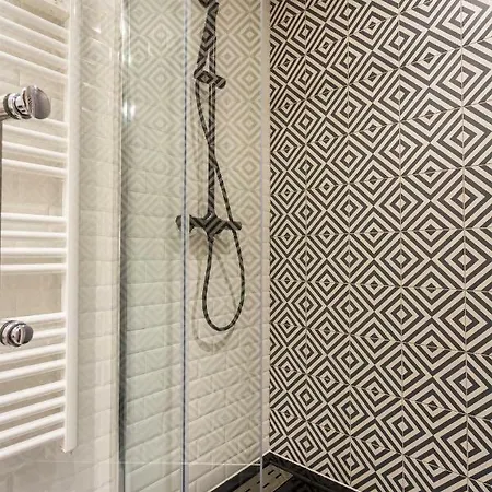 Apartment Cmg Voltaire// Pere Lachaise *